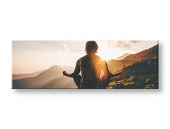 U boho stilu slika na platnu s motivom JOGA, planine, sunce, nebo, inspirativni motiv u narandžasto-zlatnih nijansama, mirna atmosfera, pogodan za dnevnog boravka – glavna
