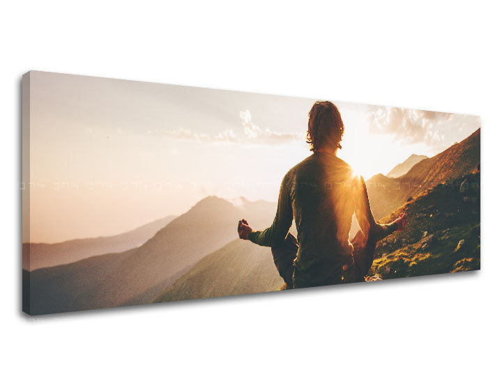 U boho stilu slika na platnu s motivom JOGA, planine, sunce, nebo, inspirativni motiv u narandžasto-zlatnih nijansama, mirna atmosfera, pogodan za dnevnog boravka – proizvod