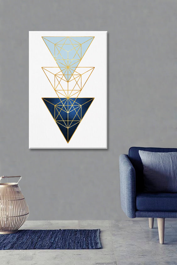 Geometrijski slika na platnu s motivom Contrast & Emotion, mapa, priroda u bijelo-plavih nijansama okačena u enterijeru dnevnog boravka, sofisticirana atmosfera – enterijer