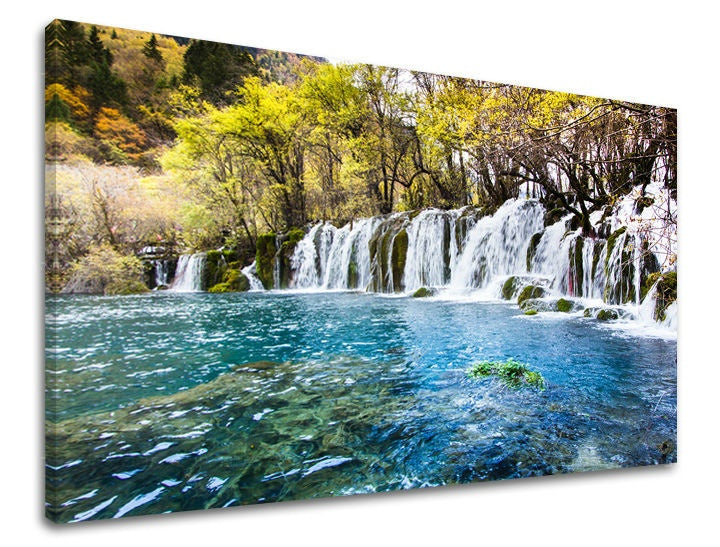 Klasičan slika na platnu s motivom vodopad, rijeka, šuma, drveće, pejzaž u tirkizno-zelenih nijansama, mirna atmosfera, priroda i simbol obnove – glavna