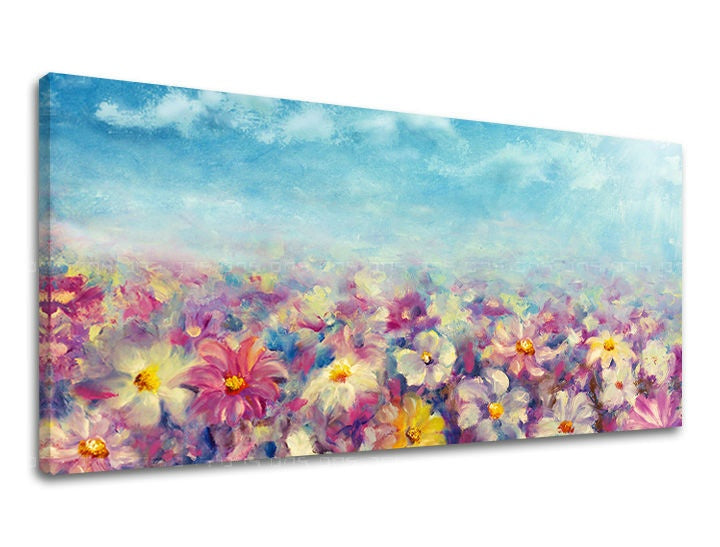 U boho stilu slika na platnu s motivom PANORAMA CVIJEĆE, oblaci, cvijeće, priroda u bijelo-ljubičastih nijansama, vesela atmosfera, proljetna atmosfera i priroda – glavna