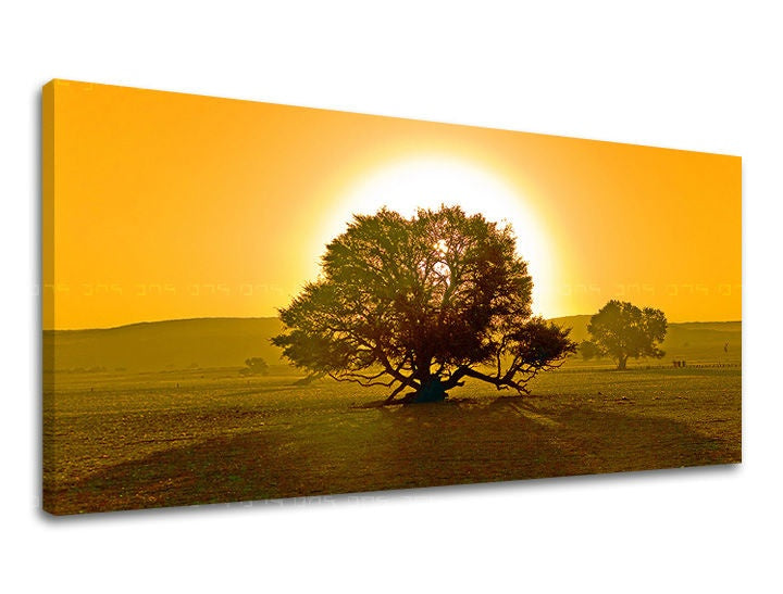 Klasičan slika na platnu s motivom PANORAMA DRVEĆE, drvo, sunce, polje, nebo u narandžasto-crnih nijansama, mirna atmosfera, pogodan za dnevnog boravka – glavna