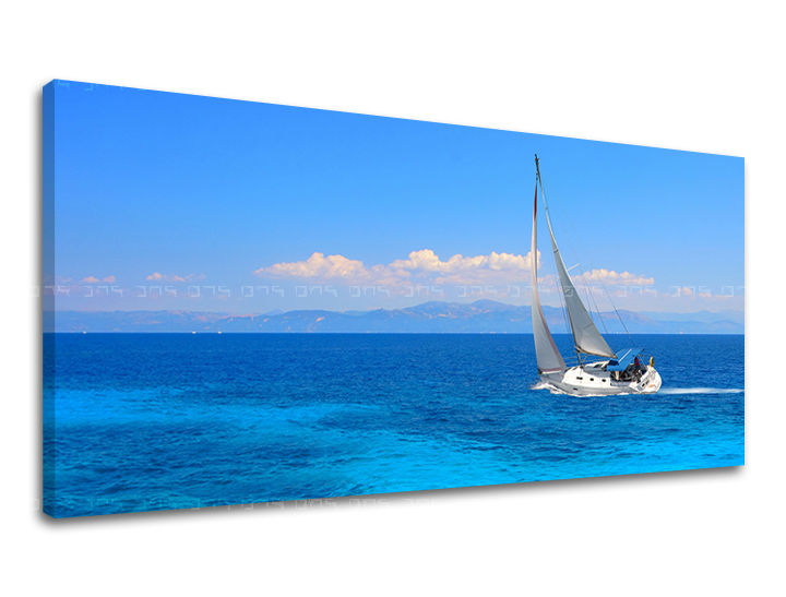 Klasičan slika na platnu s motivom PANORAMA PLAŽA, jedrilica, okean, nebo, planine u bijelo-plavih nijansama, mirna atmosfera, pogodan za radne sobe – glavna