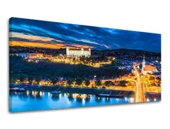 Klasičan slika na platnu s motivom PANORAMA SLOVAČKA, zamak, rijeka, most, zalazak sunca u plavo-narandžastih nijansama, mirna atmosfera, pogodan za kancelarije – glavna