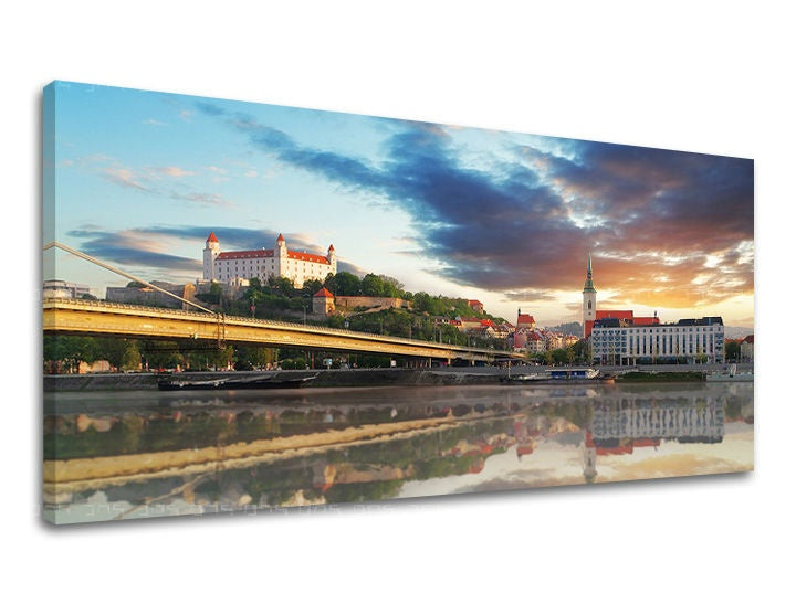 Klasičan slika na platnu s motivom PANORAMA SLOVAČKA, zamak, rijeka, most, arhitektura u plavo-narandžastih nijansama, mirna atmosfera, pogodan za hodnika – glavna