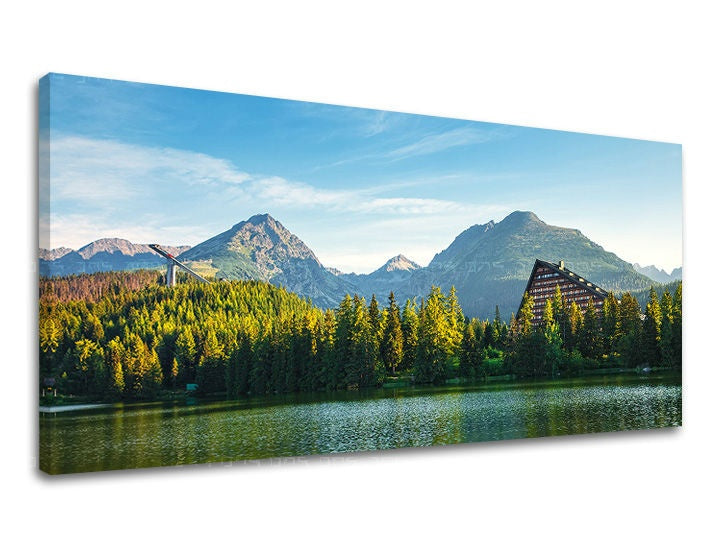 U boho stilu slika na platnu s motivom PANORAMA SLOVAČKA, planine, jezero, šuma, arhitektura u plavo-zelenih nijansama, mirna atmosfera, pogodan za dnevnog boravka – glavna