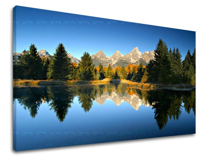 Pop art slika na platnu s motivom planine, jezero, drveće, nebo, pejzaž u bijelo-plavih nijansama, mirna atmosfera, priroda i samoća, pogodan za dnevnog boravka – glavna
