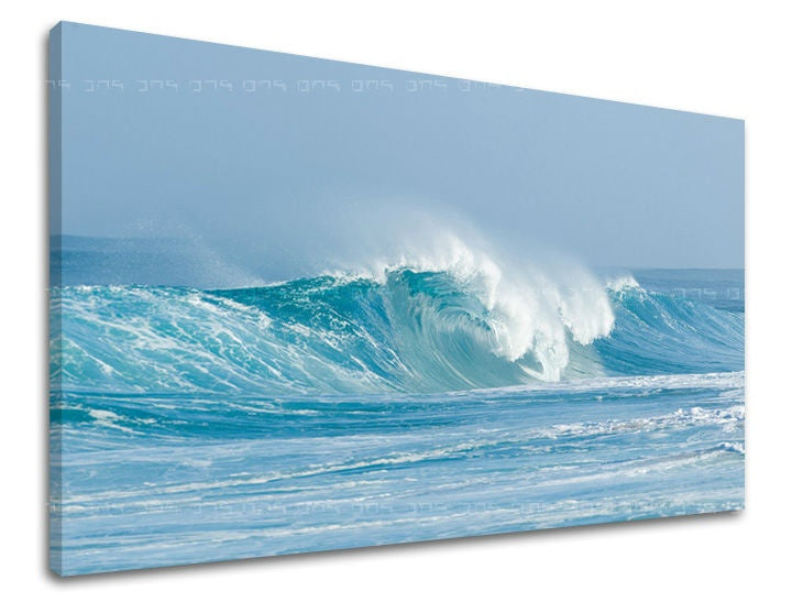 U boho stilu slika na platnu s motivom PLAŽA, nebo, more i plaža u bijelo-plavih nijansama, energična atmosfera, priroda, pogodan za dnevnog boravka – glavna