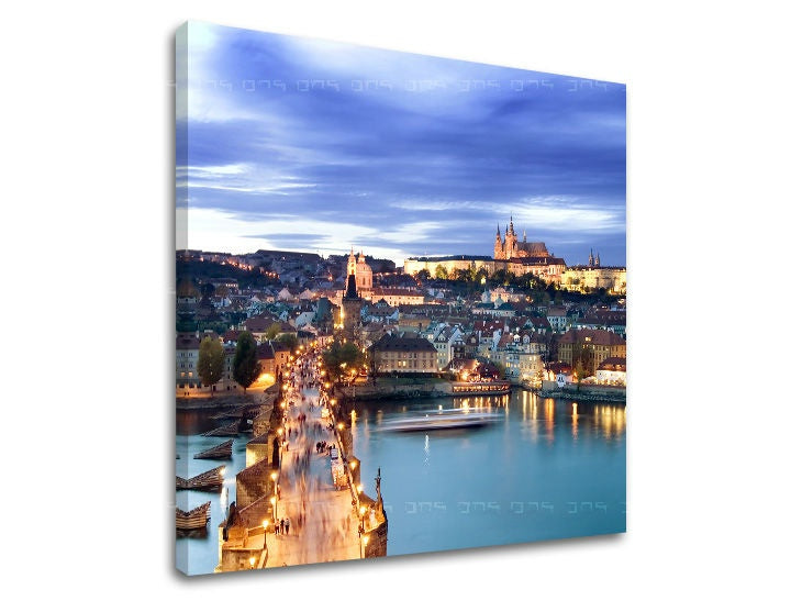 Klasičan slika na platnu s motivom PRAHA, pejzaž, priroda u plavo-srebrnih nijansama, romantična atmosfera, gradski život, pogodan za kancelarije – glavna