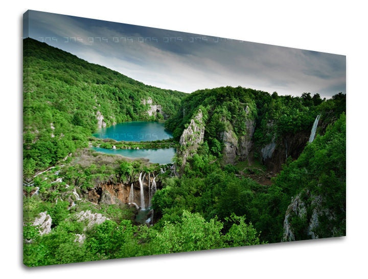 Klasičan slika na platnu s motivom VODOPADI, šuma, nebo, pejzaž, priroda u smeđe-tirkiznih nijansama, mirna atmosfera, priroda, pogodan za dnevnog boravka – glavna