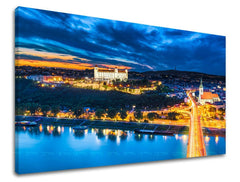 Industrijski slika na platnu s motivom SLOVAČKA, zamak, rijeka, most, arhitektura u plavo-narandžastih nijansama, mirna atmosfera, pogodan za kancelarije – glavna