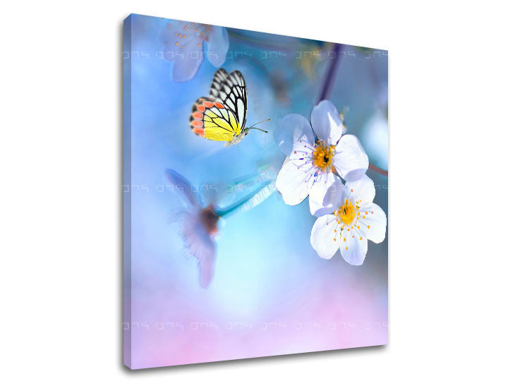 U boho stilu slika na platnu s motivom DRVEĆE, leptir, cvijeće, priroda u bijelo-plavih nijansama, sanjiva atmosfera, proljetna atmosfera i priroda, pogodan za spavaće sobe – proizvod