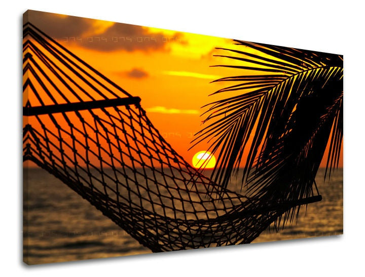 U boho stilu slika na platnu s motivom ZALAZAK SUNCA, okean, pejzaž, more i plaža, priroda u narandžasto-crnih nijansama, opuštajuća atmosfera, pogodan za dnevnog boravka – glavna