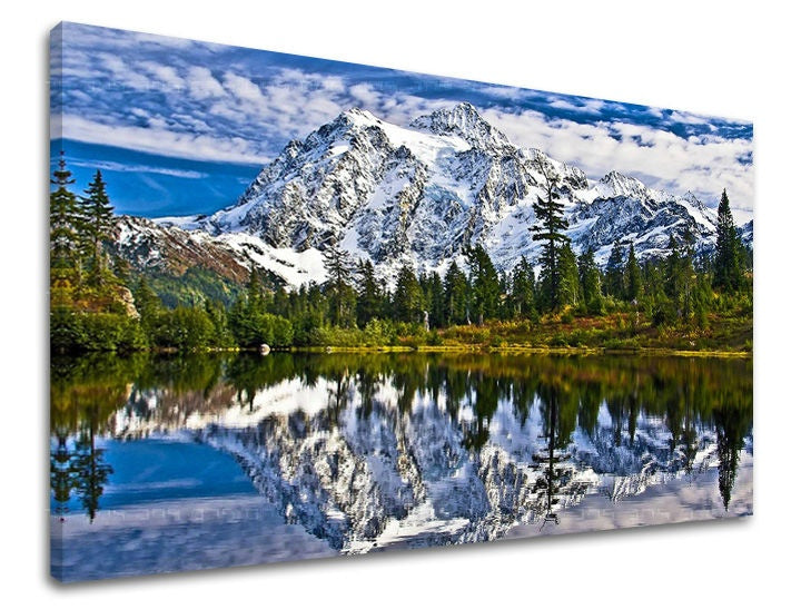 Pop art slika na platnu s motivom jezero, oblaci, pejzaž u bijelo-plavih nijansama, mirna atmosfera, priroda i divljina, pogodan za dnevnog boravka – glavna