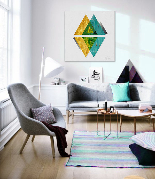 Geometrijski slika na platnu s motivom Context and Echo u ljubičasto-plavih nijansama okačena u enterijeru dnevnog boravka | Slika za zid Context and Echo – enterijer