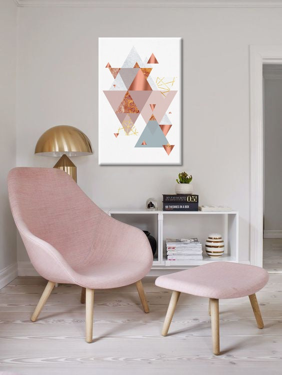 Geometrijski slika na platnu s motivom Supposed Head 2nd Motif, mapa u bijelo-plavih nijansama okačena u enterijeru dnevnog boravka, mirna atmosfera – enterijer
