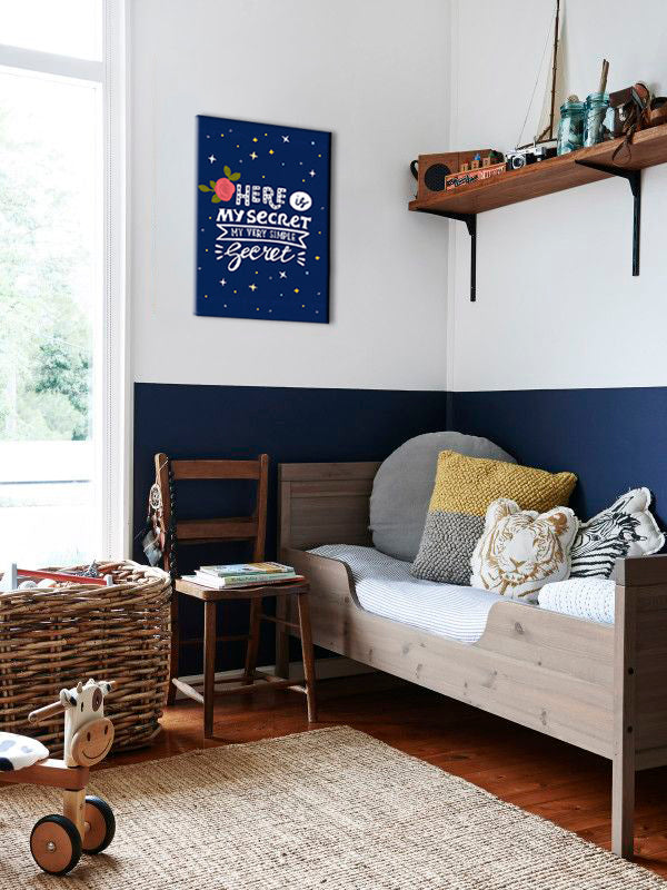 Minimalistički slika na platnu s motivom ZA DJECU, ruža, zvijezde, dječji motiv u bijelo-plavih nijansama, razigrana atmosfera, ljubav i mudrost – glavna